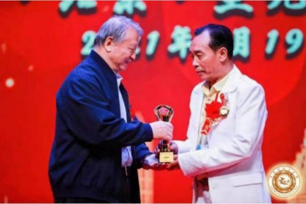 裁云剪月织国脉 守正铸魂开新章 ——记“中华服”国服民族品牌设计师 黎猛